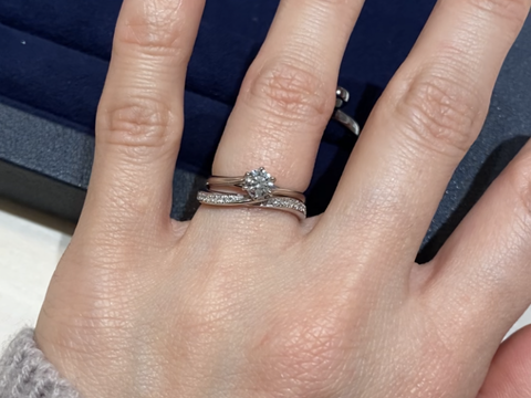 【EITO(エイト)の口コミ】 婚約指輪との重ね付けを考えていたので、まずは婚約指輪としっくりとくる…