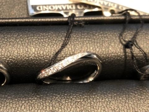【エクセルコダイヤモンド(EXELCO DIAMOND)の口コミ】 緩やかにS字のようなカーブがかかった指輪です。
素材はプラチナで、カー…