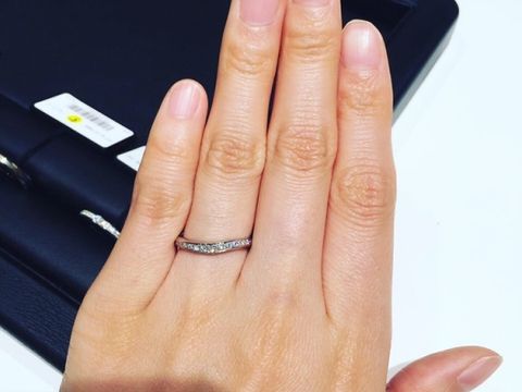 【ラザール ダイヤモンド(LAZARE DIAMOND)の口コミ】 ハーフエタニティでかつ一粒ダイヤの婚約指輪と重ねづけできるものを探し…