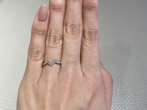 【ショーメ(CHAUMET)の口コミ】 プラチナ素材。他にはないＭ字のようなティアラの台座のデザインです。同…