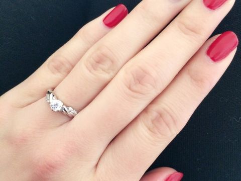 【JEWELRY  KAMATA(ジュエリーかまた)の口コミ】 彼から頂いたエンゲージリングです。

お店の方が親身になって相談に乗っ…