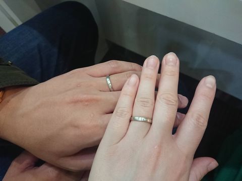 【杢目金屋(もくめがねや)の口コミ】 もくめがねやさん特有の木目がはっきり分かるデザイン。１つだけダイヤが…