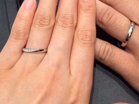 【ROYAL ASSCHER(ロイヤル・アッシャー)の口コミ】 ダイヤのカーブが綺麗に入っていて指も綺麗に見えます。指輪自体はV字では…