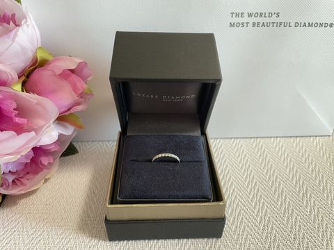 【ラザール ダイヤモンド(LAZARE DIAMOND)の口コミ】 婚約指輪はフルエタニティと決めていました。
普段から結婚指輪と重ね付け…