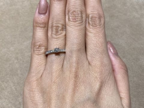 【ブシュロン(BOUCHERON)の口コミ】 ダイヤは0.2カラットです。ザ・エンゲージという理想の形です。周りにダイ…