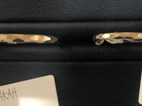 【AHKAH(アーカー)の口コミ】 ダイヤカットの加工がされているだけで、ダイヤモンドなどの石は何も付い…