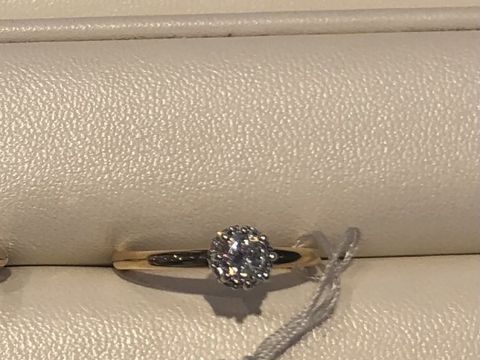 【LUCIE(ルシエ)の口コミ】 イエローゴールドの地金にダイヤモンドというシンプルなデザインです。大…