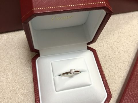 【カルティエ(Cartier)の口コミ】 昔からの憧れのブランドでした。
実際に店舗に行って指輪を試着してみると…