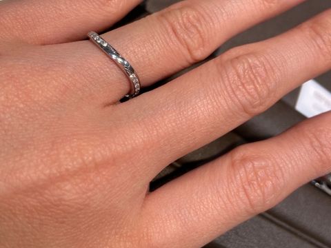 【アイプリモ(I-PRIMO)の口コミ】 あまり派手すぎず、シンプルで婚約指輪との相性が良いデザインを探してお…