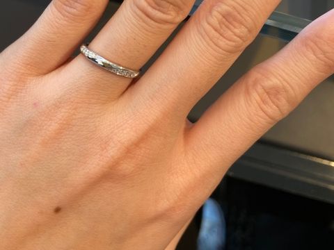 【エクセルコダイヤモンド(EXELCO DIAMOND)の口コミ】 サイドにダイヤモンドが入っているデザインで、重ねづけした際、婚約指輪…
