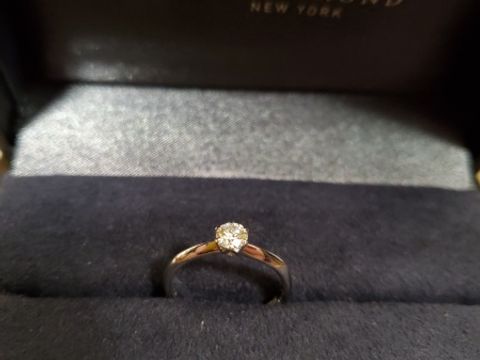 【ラザール ダイヤモンド(LAZARE DIAMOND)の口コミ】 色々な指輪を考えましたが、私の指には、派手すぎず、台座に高さがあり、…