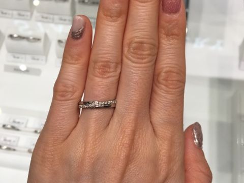 【STAR JEWELRY(スタージュエリー)の口コミ】 ハーフエタニティの指輪を試着しました。ダブルハグのレディースは3.2mm幅…