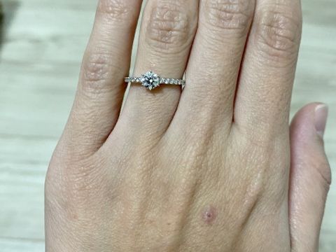 【LEHAIM(レハイム)の口コミ】 婚約指輪は真ん中に大きめのダイヤ、サイドにもダイヤが入っているデザイ…