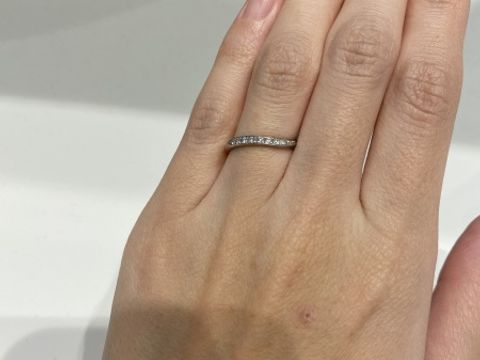 【モニッケンダム(MONNICKENDAM)の口コミ】 婚約指輪と重ね付けしても違和感がないようなもので、細身のダイヤが入っ…