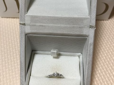 【ENUOVE(イノーヴェ)の口コミ】 婚約指輪はプラチナ素材でS字のウェーブでデザインで決めました。指が細い…