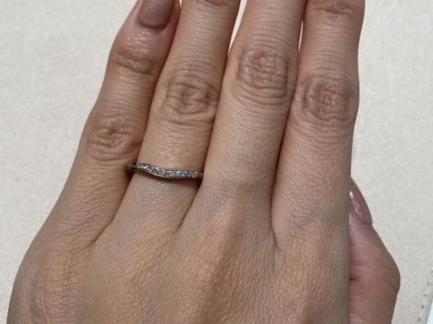 【ブルガリ(BVLGARI)の口コミ】 プラチナ素材のハーフエタニティです。横から見ると少しダイヤの部分が高…