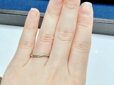 【4℃ BRIDAL(ヨンドシーブライダル)の口コミ】 細身ですが、アクセントに溝があったり、ウェーブデザインなので見ていて…