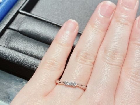 【エクセルコダイヤモンド(EXELCO DIAMOND)の口コミ】 リングは細身であり、中央の大きさの違う3つのダイヤモンドが控えめながら…