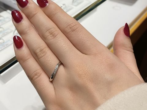 【銀座ダイヤモンドシライシの口コミ】 シャイニングフローという新作の指輪をつけました。お店のスタッフの方が…