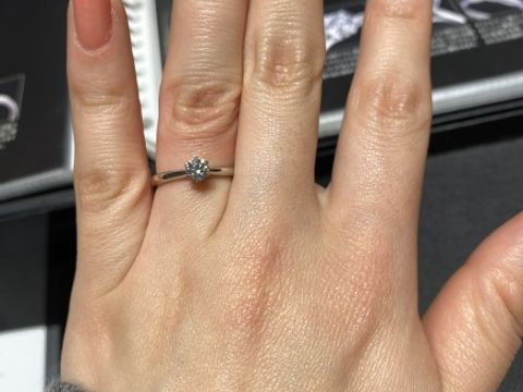 【エクセルコダイヤモンド(EXELCO DIAMOND)の口コミ】 ストレートタイプの指輪を探していました。
ダイヤモンドにかけて細くなる…
