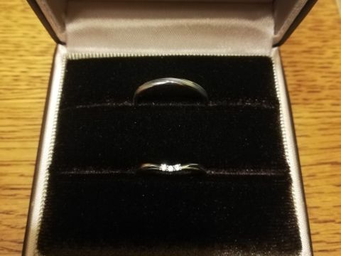 【アイプリモ(I-PRIMO)の口コミ】 【デザイン】
細いリングと緩やかな曲線、それに三連のダイヤモンドが付い…