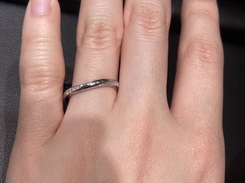 【ラザール ダイヤモンド(LAZARE DIAMOND)の口コミ】 波のような線が入っていて、このデザインが気に入りました。ダイヤモンド…