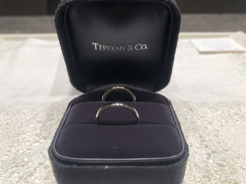 【ティファニー(Tiffany & Co.)の口コミ】 プラチナ素材で男性用は3mm、女性用は2mmのダイヤ付きです。ストレートの…