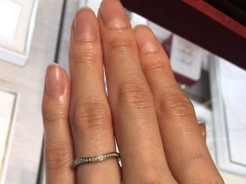 【カルティエ(Cartier)の口コミ】 デザインはウェーブ形で指を長く見せることができ、またダイヤもカラット…