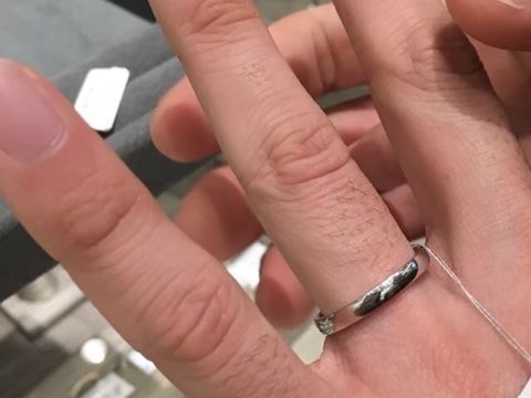 【Joie de treat.(ジョア・ドゥ・トリート)の口コミ】 私は男性で、このリングは非常にシンプルなハーフラウンドのプラチナ素材…