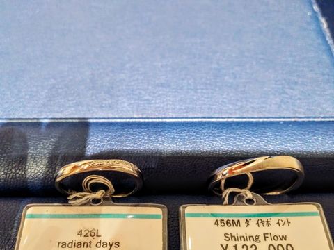 【銀座ダイヤモンドシライシの口コミ】 デザインは他店でもありそうなものでしたが、表面の石に接する部分の、溝…