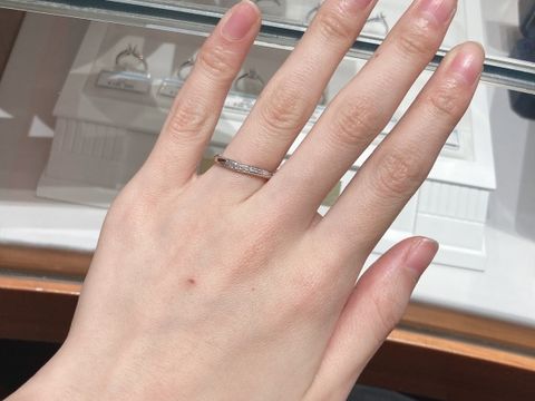 【銀座ダイヤモンドシライシの口コミ】 ダイヤモンドが流れるように入っており、王道なデザインです。細すぎず太…