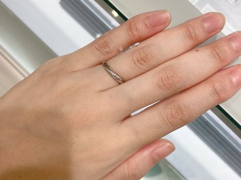 【4℃ BRIDAL(ヨンドシーブライダル)の口コミ】 2本のラインの間にダイヤモンドが流れるように入っており、シンプルだけれ…