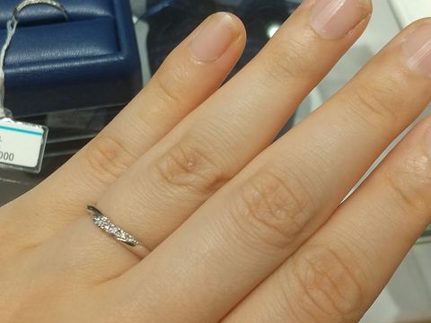 【銀座ダイヤモンドシライシの口コミ】 プラチナで、ダイヤモンドが入っているデザインを探していました。
イリュ…