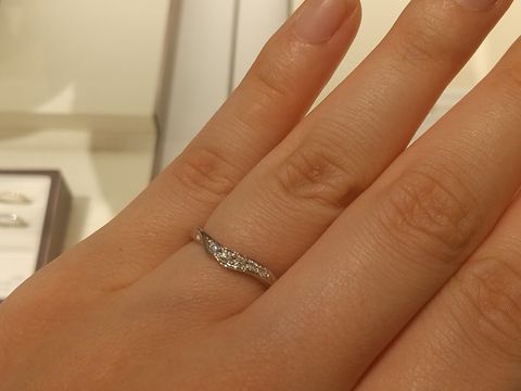 【俄(にわか)の口コミ】 婚約指輪の購入しなかった為、結婚指輪でダイヤモンドが入っているデザイ…