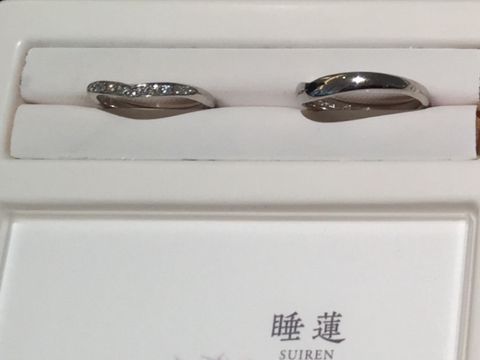 【俄(にわか)の口コミ】 ハーフエタニティの指輪ですが、丸みのある可愛いデザインになっています…