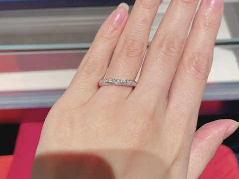 【銀座ダイヤモンドシライシの口コミ】 どちらの方向から見ても輝きが伝わるように
波打った形でダイヤが嵌め込ま…