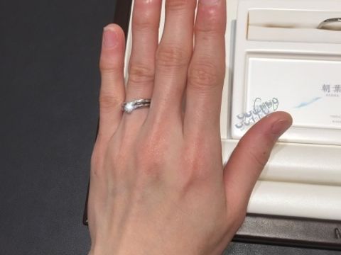 【俄(にわか)の口コミ】 結婚指輪とのセットリングで朝葉という指輪のハードプラチナを試着しまし…