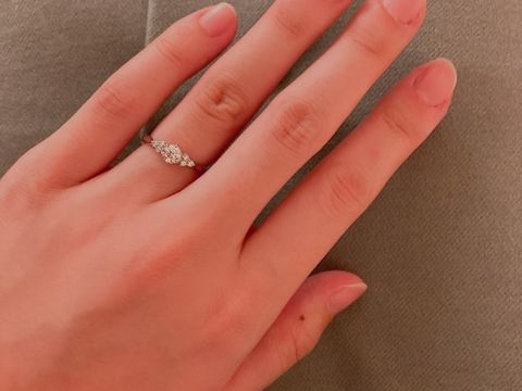 【銀座ダイヤモンドシライシの口コミ】 可愛くて上品なデザインを探していました。
もともと、メインダイヤの横に…