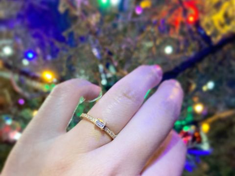 【ORECCHIO(オレッキオ)の口コミ】 デザインに惹かれたことが購入の決め手です。
ゴールドで指輪の外周にメレ…