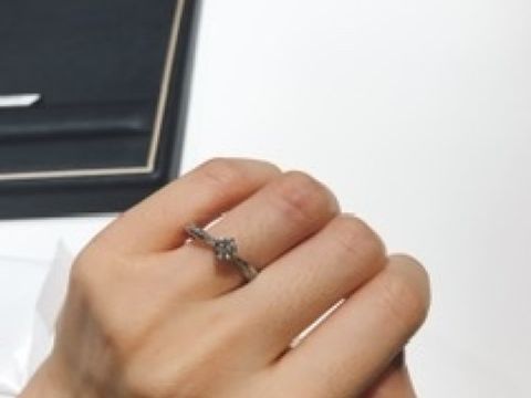 【ラザール ダイヤモンド(LAZARE DIAMOND)の口コミ】 既製品の、斜めに流れるようなデザインで、指が細く長い方に特ににあう指…