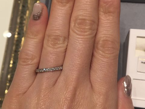 【ケイウノ ブライダル(K.UNO BRIDAL)の口コミ】 シンプルなハーフエタニティの指輪で華奢なデザインです。ハーフエタニテ…