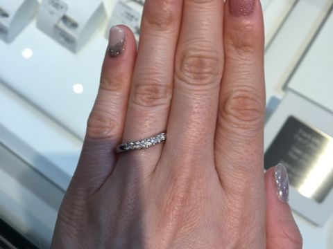 【MIKIMOTO(ミキモト)の口コミ】 緩やかなV字で角がなく丸みがあるので、つけ心地が良かったです。ある程度…