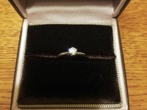 【アイプリモ(I-PRIMO)の口コミ】 【指輪のデザイン】
シンプルなタイプにしました。もう少し大きなダイヤモ…