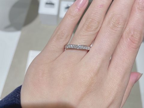 【ラザール ダイヤモンド(LAZARE DIAMOND)の口コミ】 とてもボリュームのあるエタニティリングです。
このリングはラザールダイ…