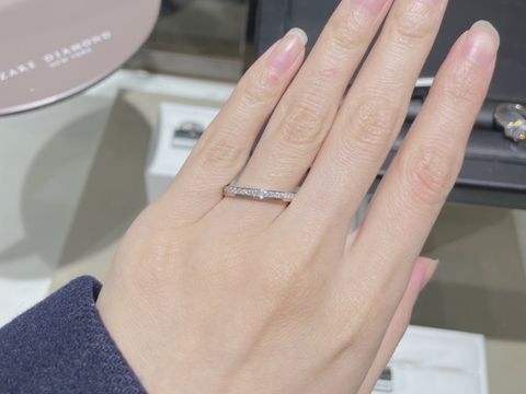 【ラザール ダイヤモンド(LAZARE DIAMOND)の口コミ】 リングの真ん中でデザインの変わるリングです。
女性用は半分ダイヤがつい…