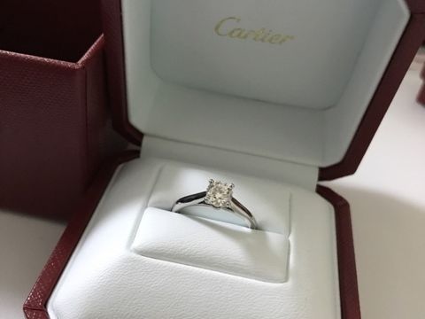 【カルティエ(Cartier)の口コミ】 こだわりはありませんでしたが、シンプルな一粒ダイヤでずっと使っていけ…