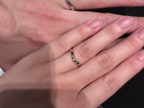 【ティファニー(Tiffany & Co.)の口コミ】 デザインはVラインのプラチナ素材。柔らかい雰囲気のティファニーは女性が…