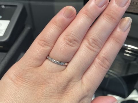 【エクセルコダイヤモンド(EXELCO DIAMOND)の口コミ】 ウェーブと悩みましたが、あまりみないv字ラインの指輪です！
エタニティ…