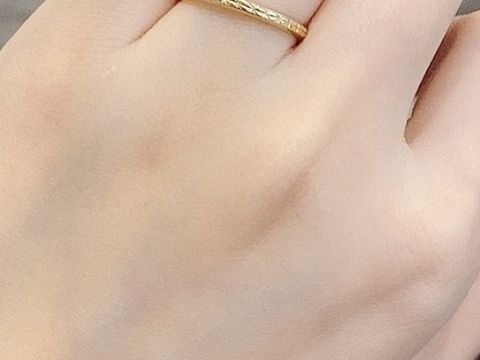 【GALA JEWELRY(ガラジュエリー)の口コミ】 イエローゴールドのものも気になっていたので試着してみました。
細身のデ…