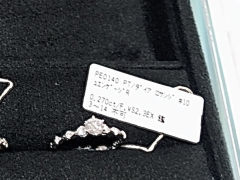 【AHKAH(アーカー)の口コミ】 ブランドらしいデザインで、ショーケースの中で気になり試着させていただ…